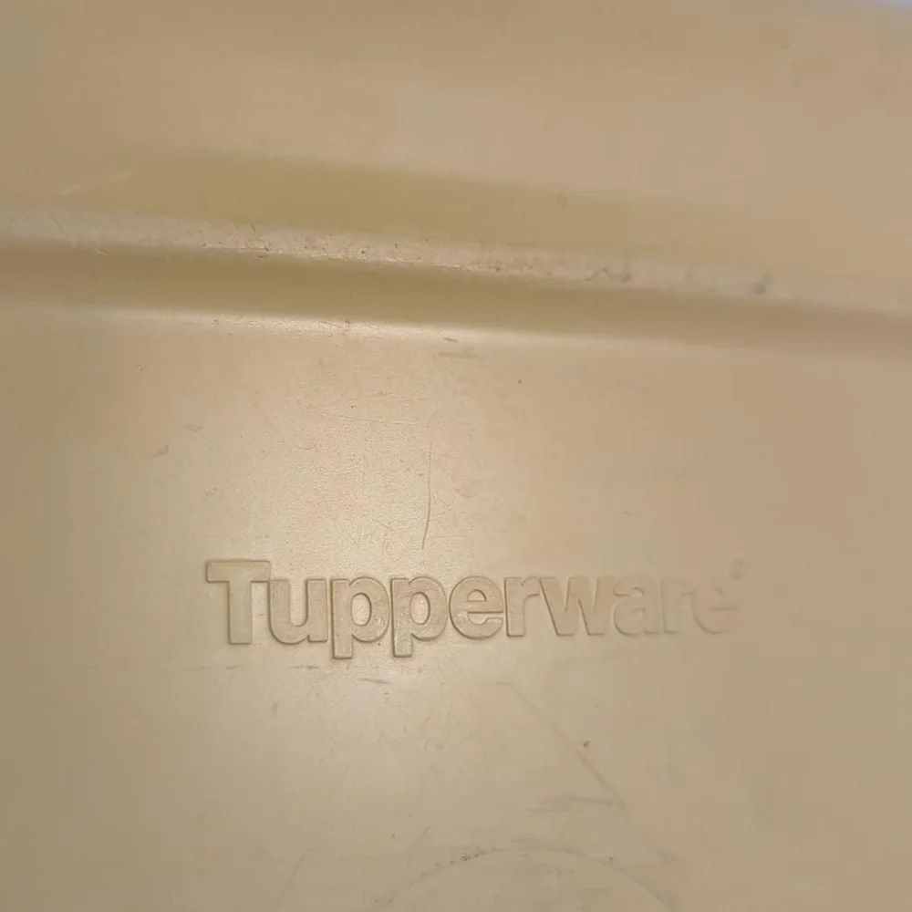 TUPPERWARE: SQ 3 PIECE OVEN WORKS ULTRA PLUS 2 QT CASSEROLE with lid and seal